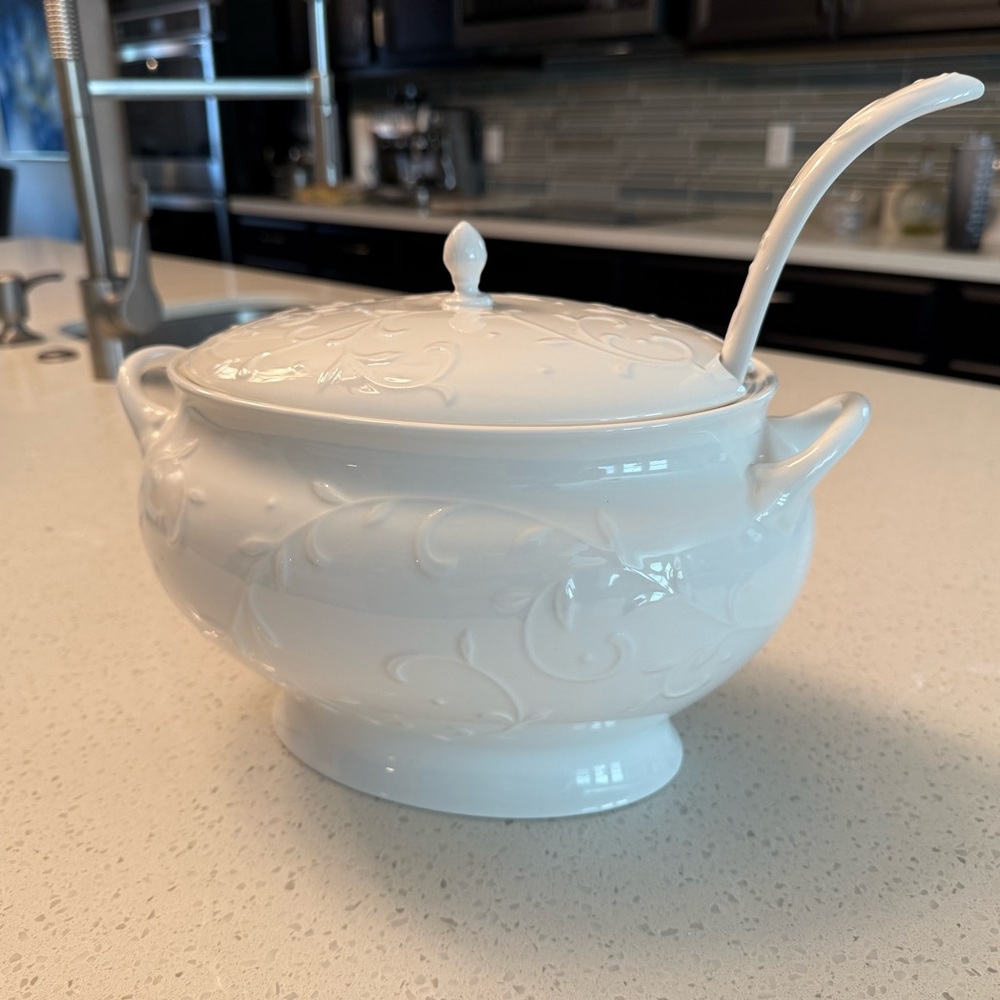 Lenox White Serveware Tureen - Picture 3 of 5